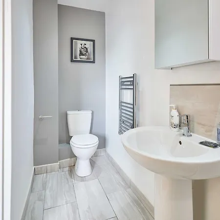Host & - Benedictine Suite, Flat 9
